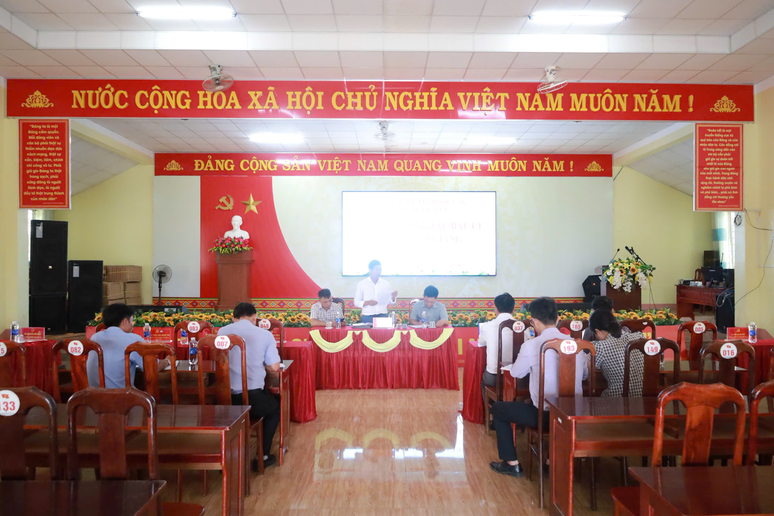 Ứng cử viên đại biểu hđnd tỉnh đăk lăk khóa xi tiếp xúc cử tri tại xã tam giang